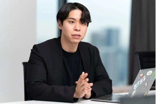 オフィスで真剣な表情の男性