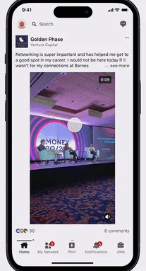 スマートフォン画面に表示されたソーシャルメディアの投稿